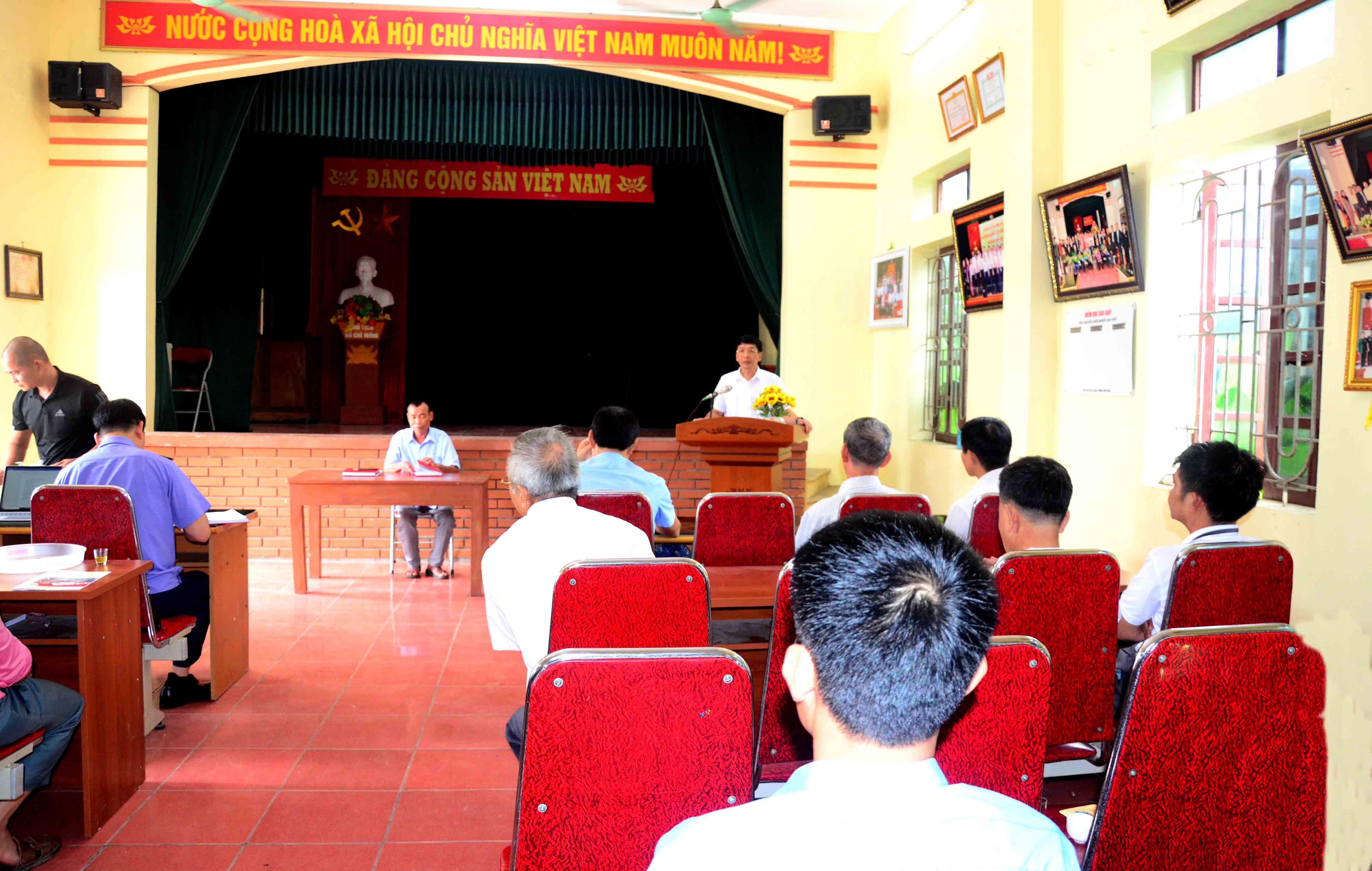 Đồng chí Lê Quang Hiến, Phó Bí thư Thị ủy, Chủ tịch UBND thị xã phát biểu