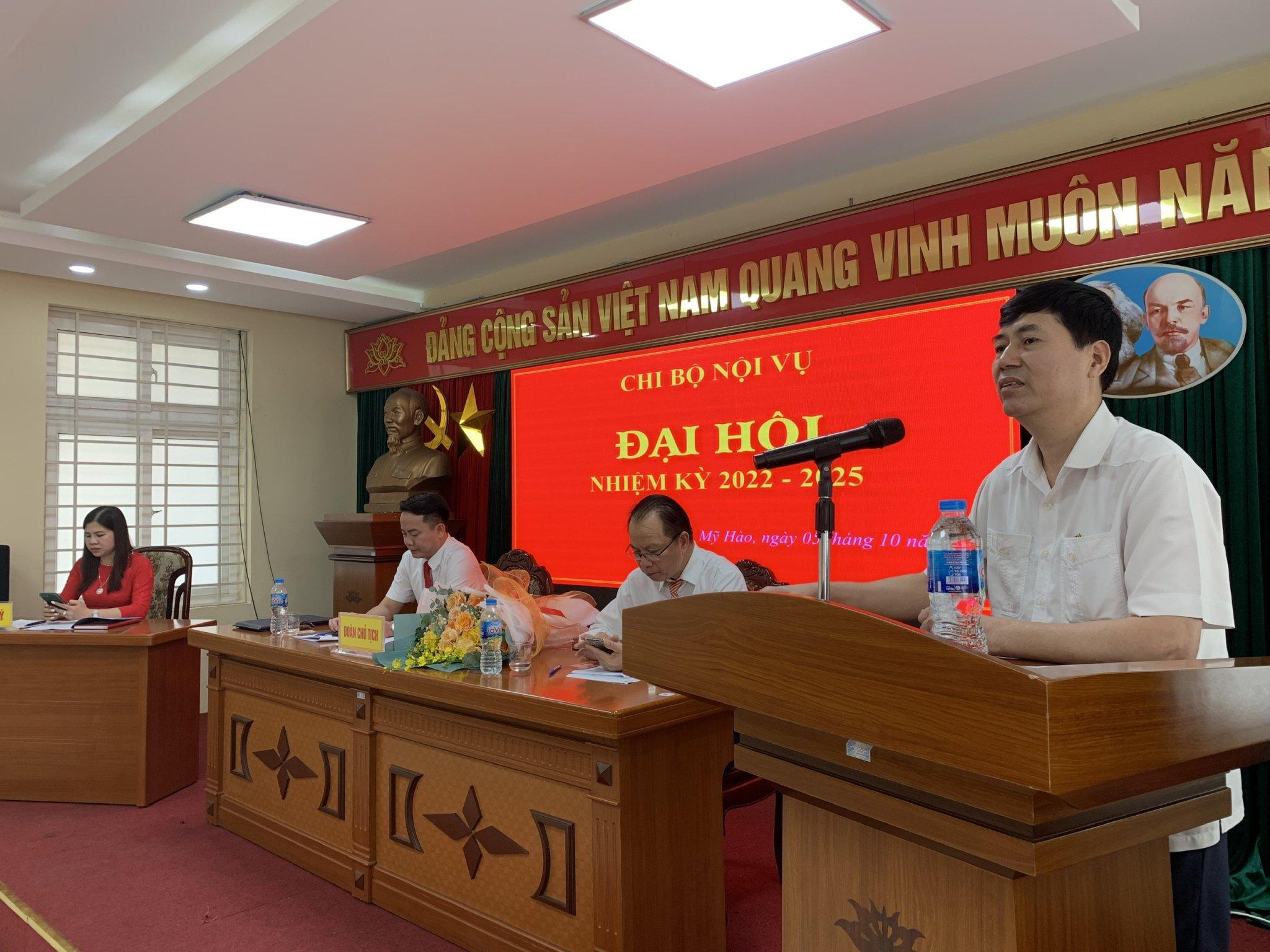 Đồng chí Nguyễn Quốc Khánh, Thị ủy viên, Phó Chủ tịch UBND thị xã - Bí thư Đảng ủy Cơ quan Chính quyền phát biểu chỉ đạo