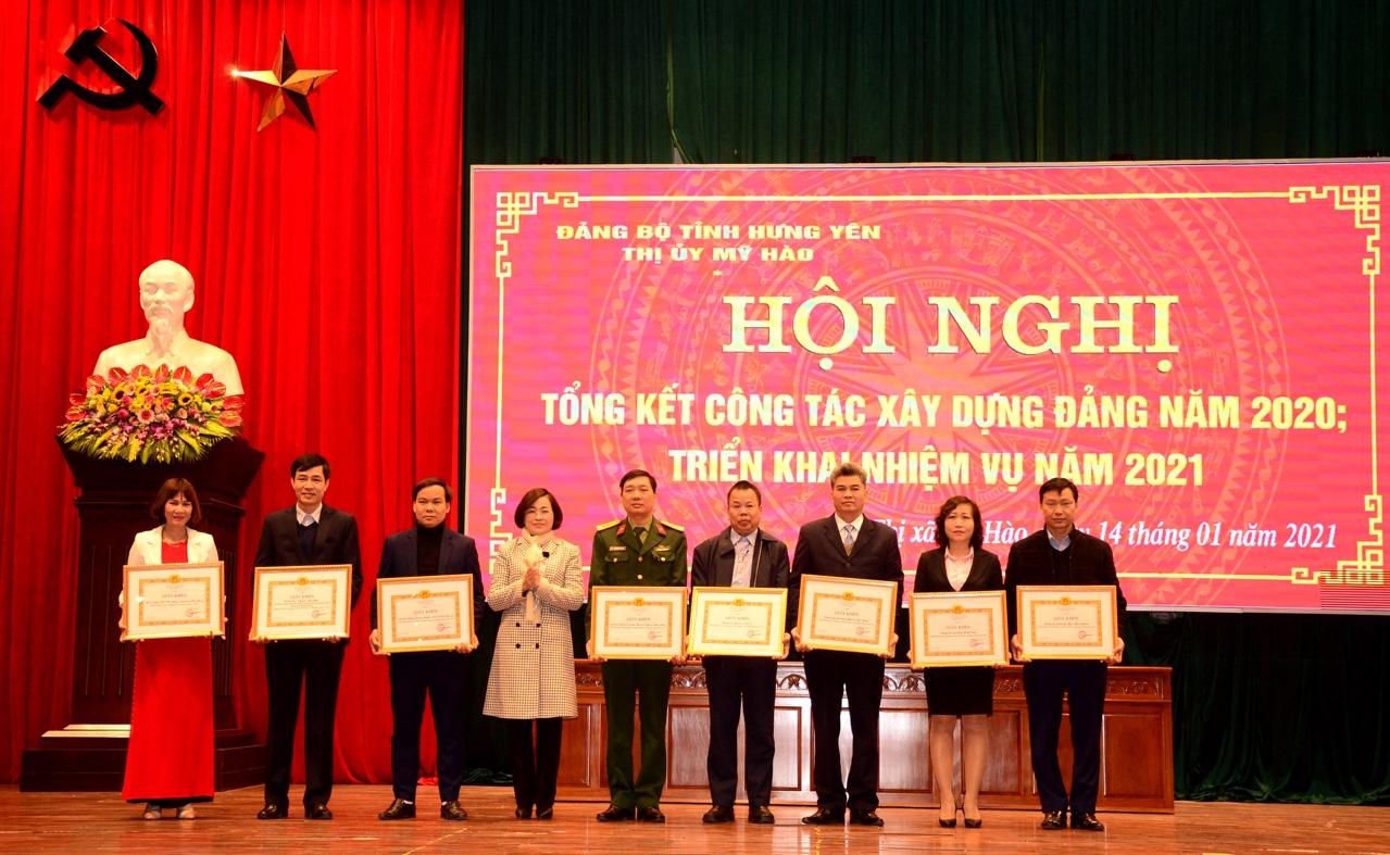 Đồng chí Trần Thị Thanh Thủy - Bí thư Thị ủy Mỹ Hào trao giấy khen cho các tập thể hoàn thành xuất sắc nhiệm vụ trong công tác xây dựng Đảng năm 2020.